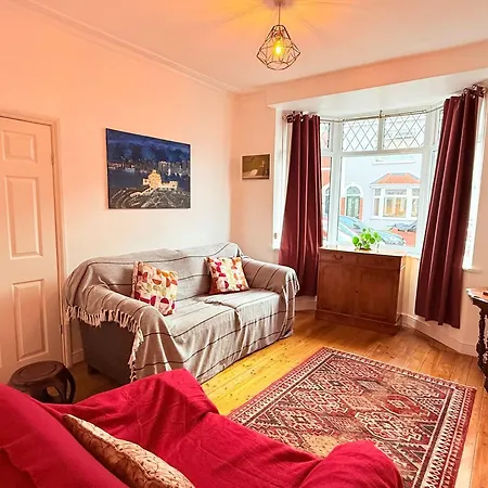 Victorian 2 Bedroom House Near Centre *