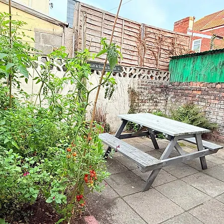 Victorian 2 Bedroom House Near Centre
