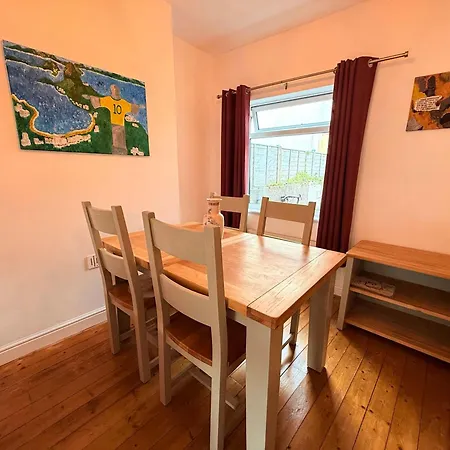 Victorian 2 Bedroom House Near Centre *