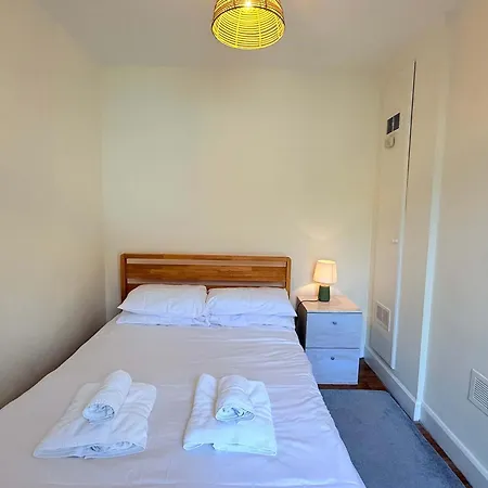 Victorian 2 Bedroom House Near Centre *