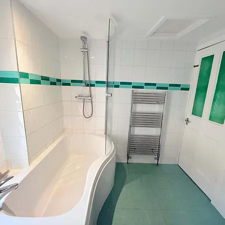Victorian 2 Bedroom House Near Centre *