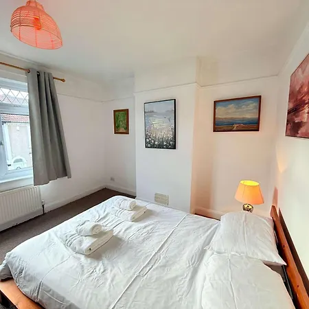 Victorian 2 Bedroom House Near Centre * Bristol