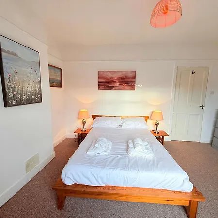 Victorian 2 Bedroom House Near Centre
