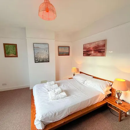 Victorian 2 Bedroom House Near Centre