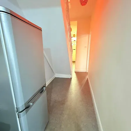 Victorian 2 Bedroom House Near Centre